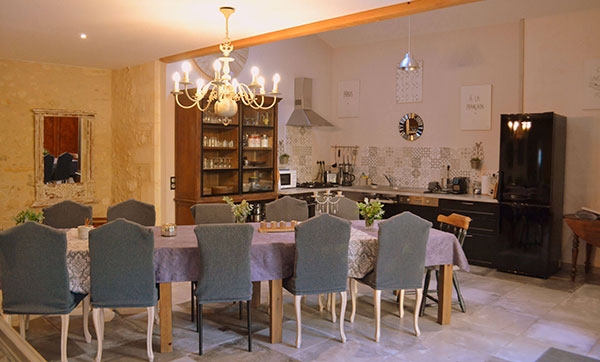 Gite La Grange - Table salon & cuisine